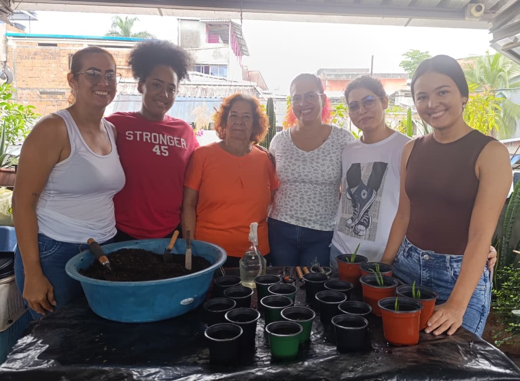 Equipo de trabajo - Inicio de nuestra siembra de plantas medicinales: Albahaca, menta, manzanilla, sábila.